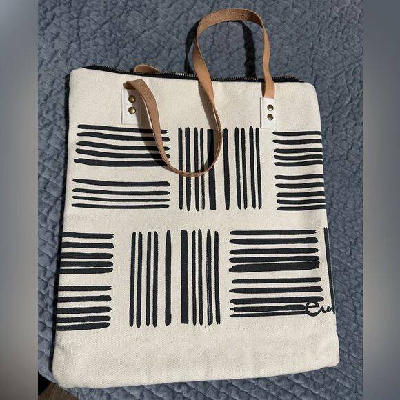 Erin Flett Worn Black Brush Mod Tote – Handcrafted Artistry - Picture 14 of 17